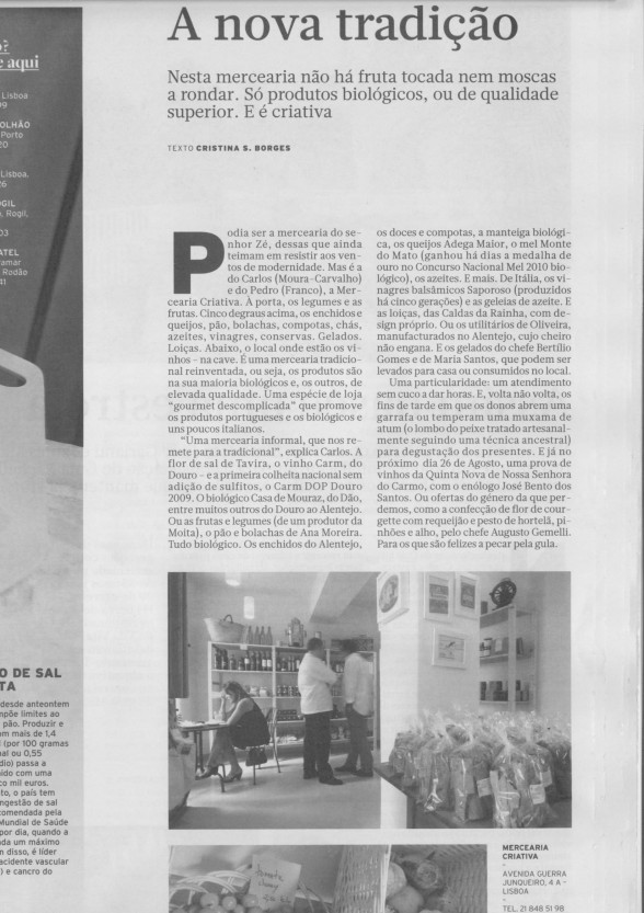 Página de revista em português com texto sobre mercearia biológica e imagens do interior de loja com produtos e pessoas.