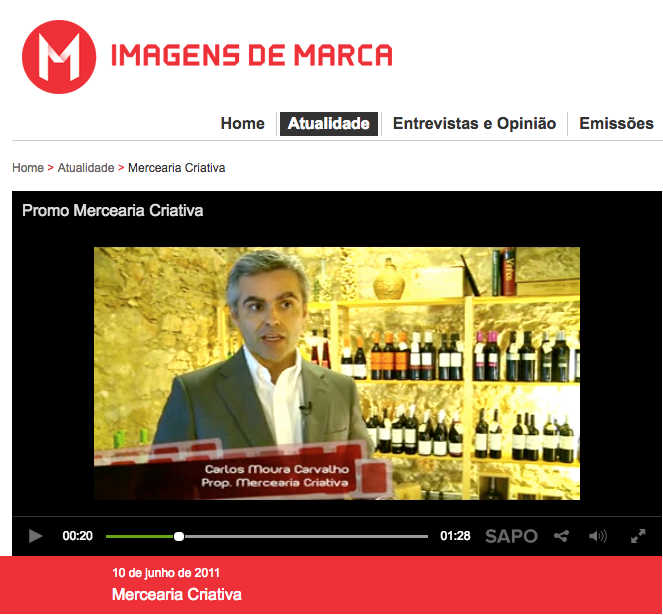 Homem em adega com garrafas de vinho e texto Carlos Moura Carvalho Prop. Mercearia Criativa