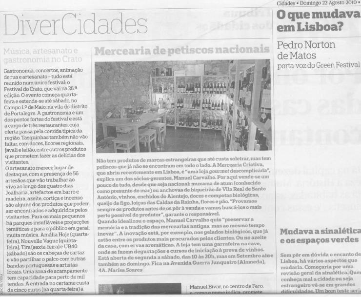 Interior de mercearia com prateleiras e mesa com diversos produtos