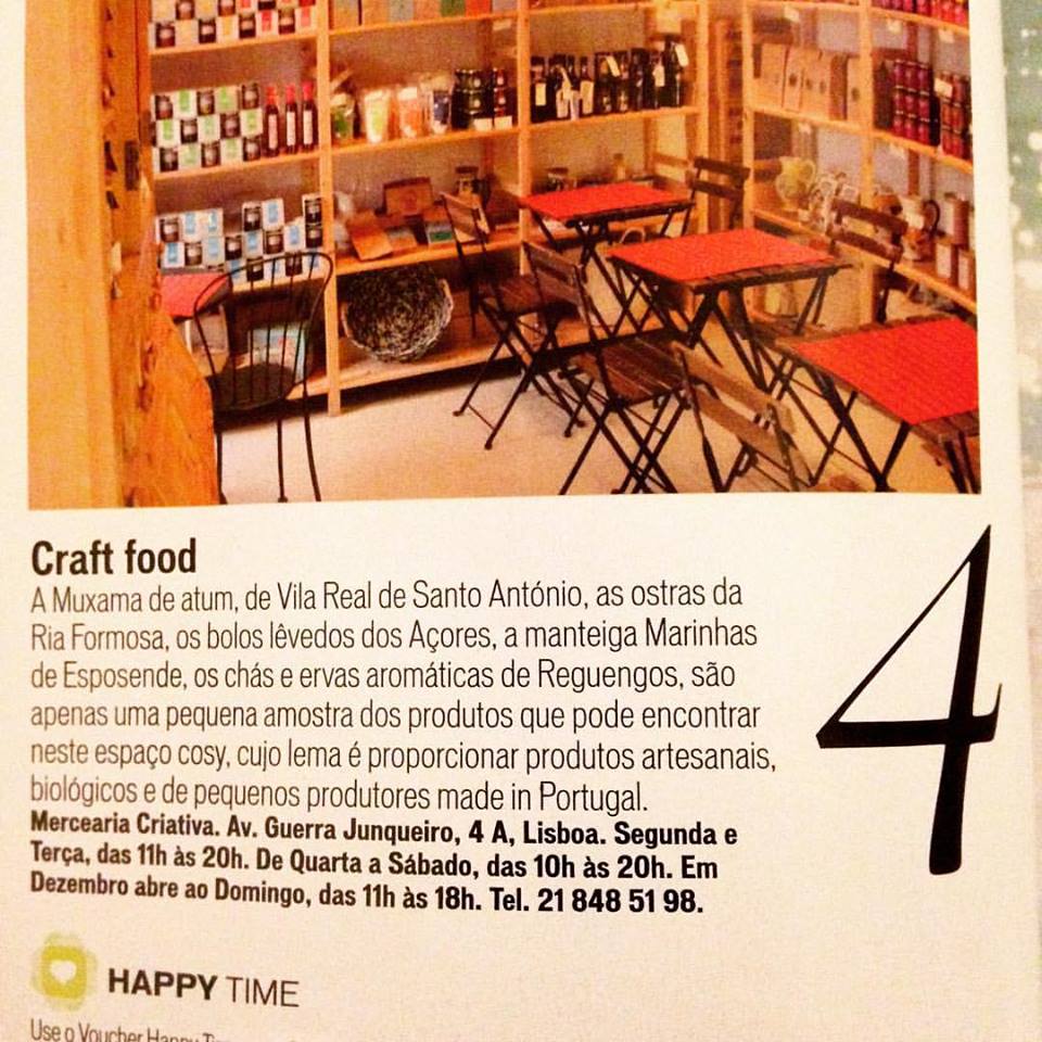 Loja artesanal com mesas vermelhas e prateleiras de madeira carregadas de produtos alimentares