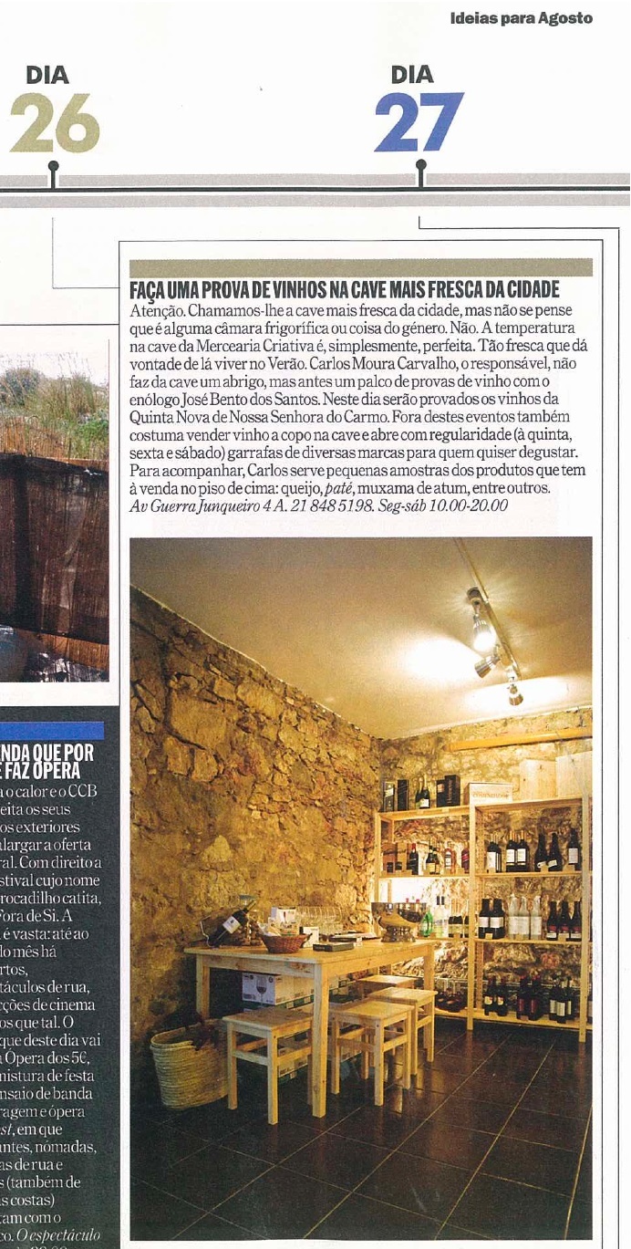 Adega com prateleiras de vinhos, mesa de madeira e iluminação amarela