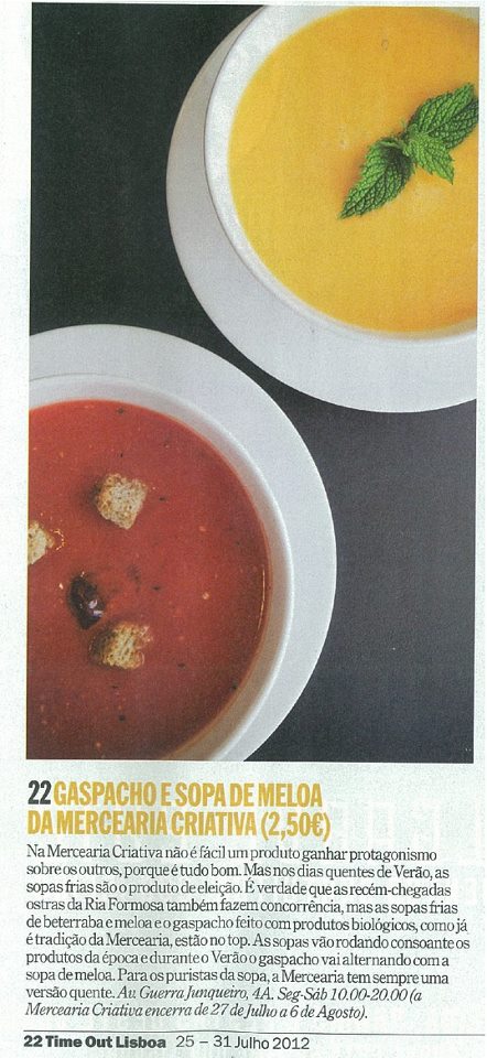 Duas taças brancas com gaspacho vermelho e sopa de meloa amarela decoradas