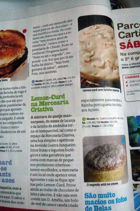 Fatias de bolo com cobertura caramelizada e branca cremosa em pratos brancos