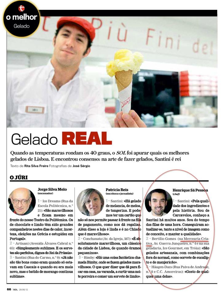 Homem com bata branca e boina vermelha segura casquinha de gelado com duas bolas