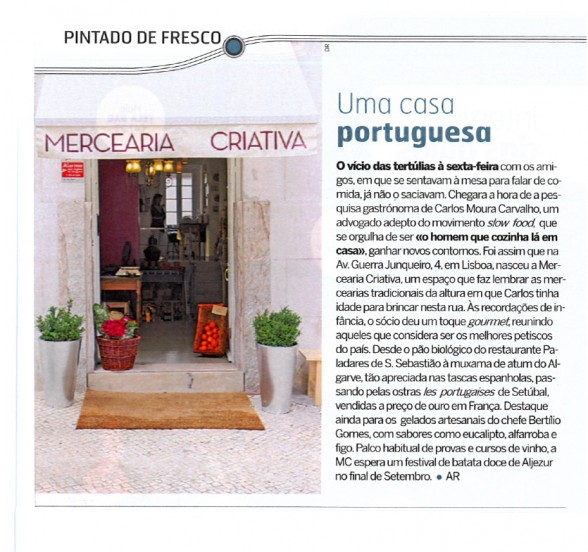 Fachada da Mercearia Criativa com porta aberta e duas plantas ao lado