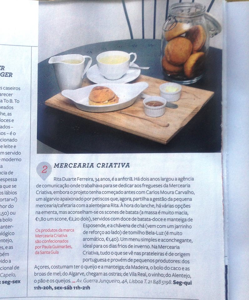 Conjunto de chávena, pão, pastas, biscoitos em jarro e tábuas de madeira sobre mesa preta