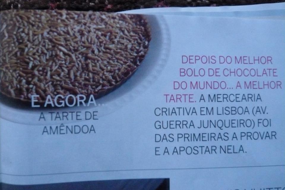 Tarte de amêndoa coberta com chocolate granulado com texto promocional em português