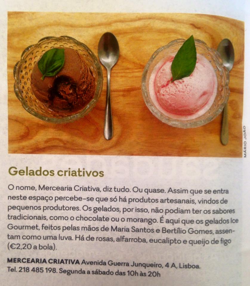 Dois gelados, um de chocolate e outro rosa, em taças de vidro, sobre tábua de madeira com colheres