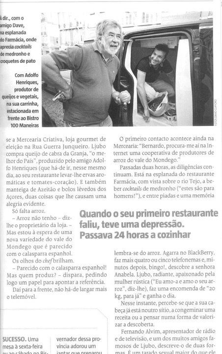 Dois homens sorridentes perto de uma carrinha com texto de artigo em português