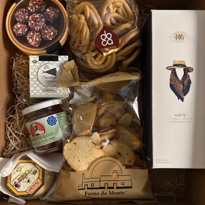 Caixa com produtos gourmet variados incluindo biscoitos, geleia, bacalhau artesanal e azeite