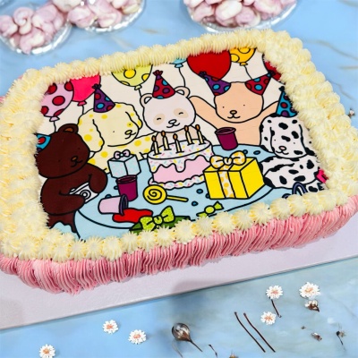 Bolo decorado com uma imagem colorida de ursos em festa, chantilly branco e rosa.