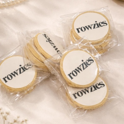 Biscoitos redondos embalados com texto rowzies em embalagem transparente