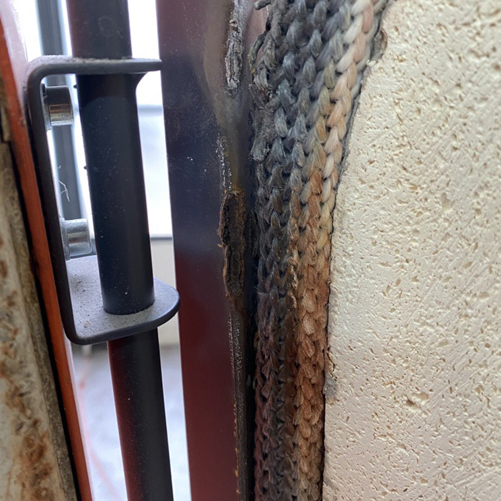 Estrutura metálica afetada por corrosão acelerada.