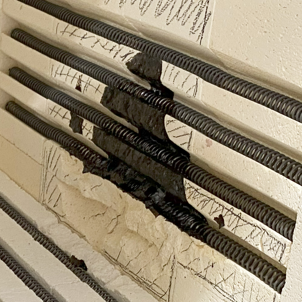 Resistências e isolamentos danificados após sobreaquecimento de peças vidradas.