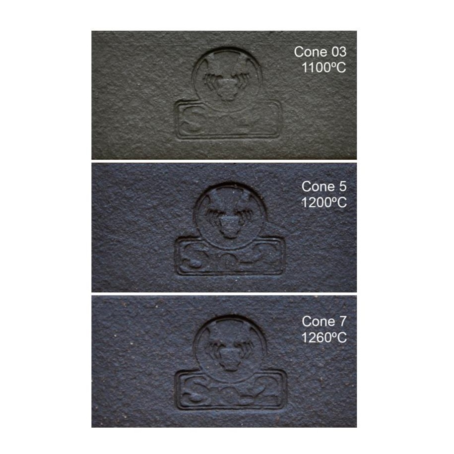 Pasta Cerâmica SiO-2 PRNF Negra - Grés com chamote 0-0,5mm – 12,5kg Três amostras de superfícies cerâmicas com logótipo SOLO e temperaturas de cone indicadas