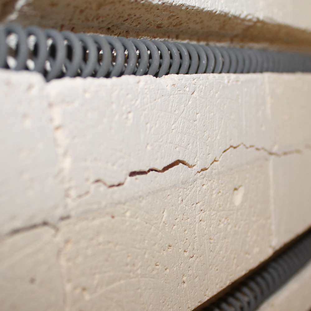 Aparecimento de brechas anormais no isolamento.