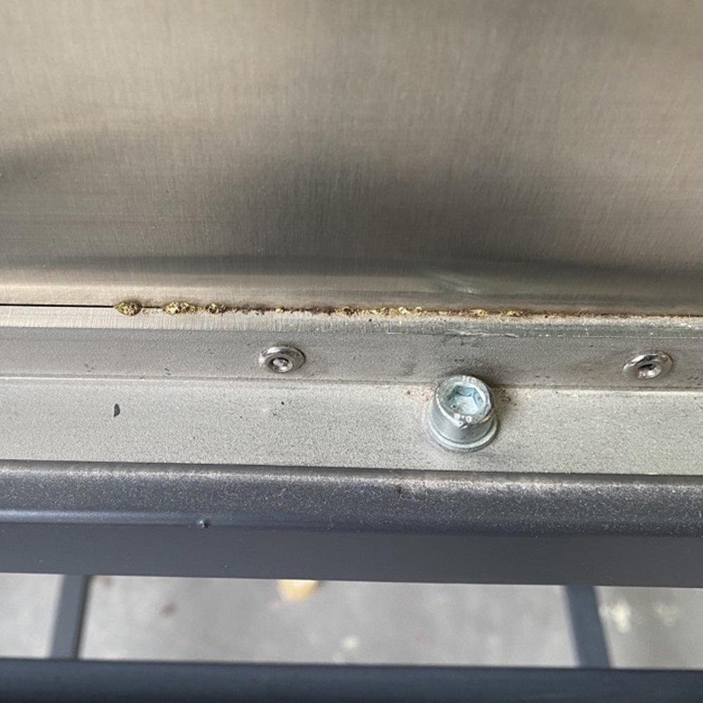 Degradação causada pela libertação de fluoretos.