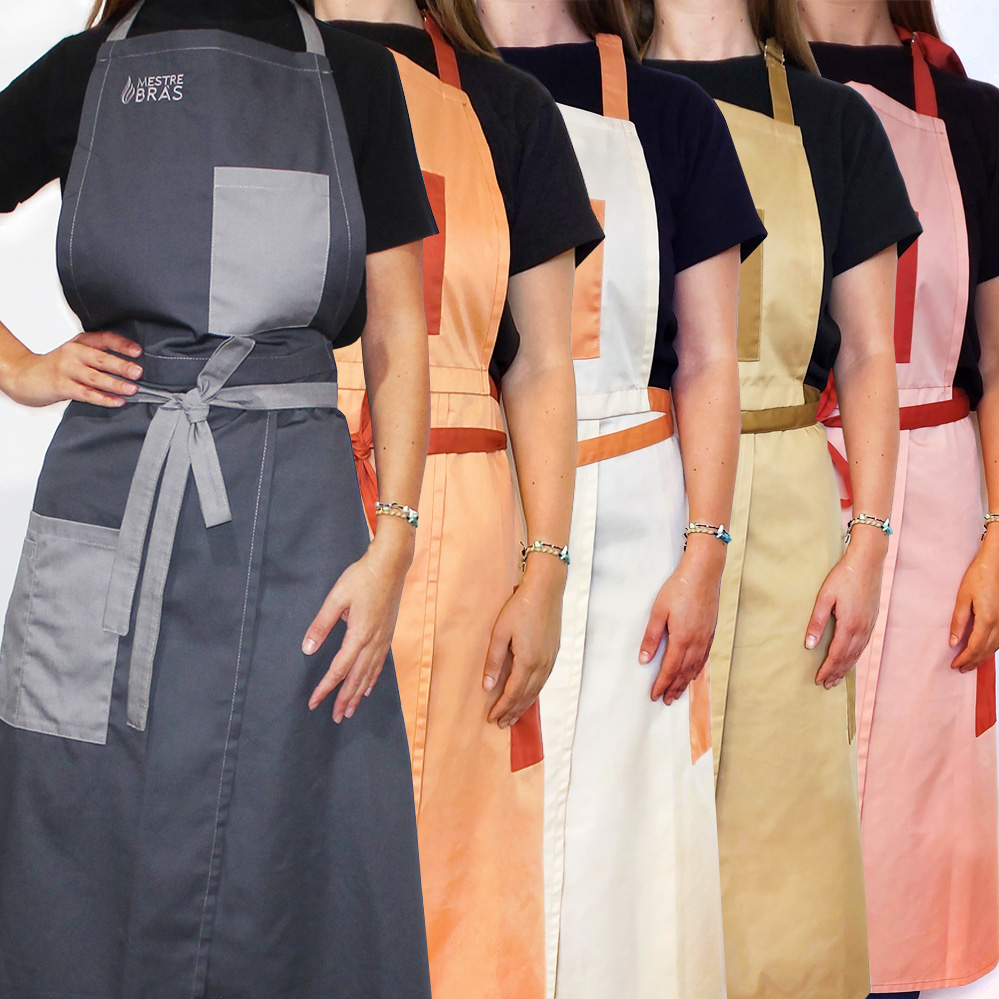 Cinco aventais coloridos usados por pessoas em linha com camisetas pretas