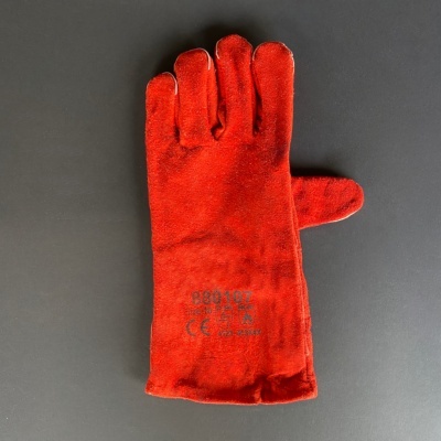 Luva de proteção vermelha em material similar a couro com texto impresso sobre fundo cinzento escuro