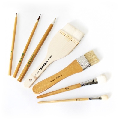 Conjunto de pincéis de pintura em diferentes tamanhos e formatos