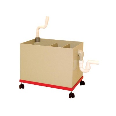 Contentor ou mesa bege com base vermelha e rodas pretas, tubos brancos ligados