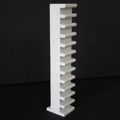 Suporte vertical branco granular com degraus horizontais e fundo preto