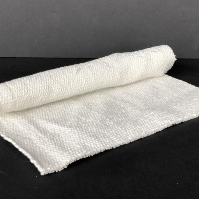 Pano branco com textura rugosa e espessa desenrolado sobre superfície preta