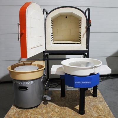 Forno de cerâmica branco com porta laranja e dois tornos de oleiro cinzento e azul