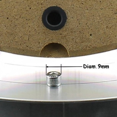 Parte metálica circular com parafuso e indicação 'Diam. 9mm' com fundo em cortiça