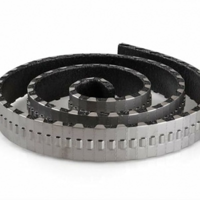 Correia dentada metálica em espiral prateada com dentes rectangulares