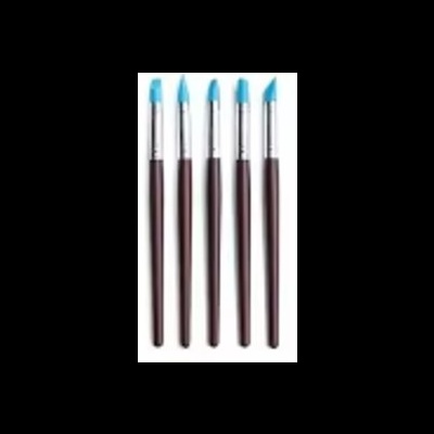 Cinco pincéis de maquiagem com cerdas azuis e cabos castanhos escuros