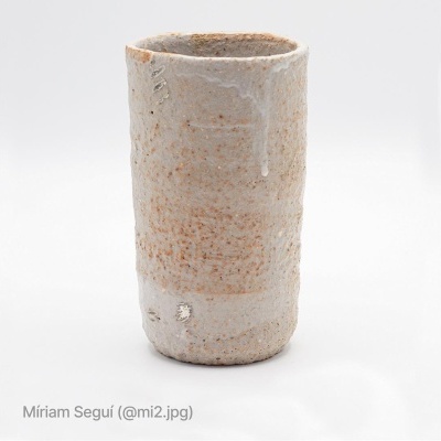 Copo alto artesanal de cerâmica com acabamento irregular em bege e branco