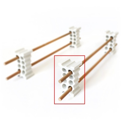 Suportes brancos plásticos com varões de madeira castanha