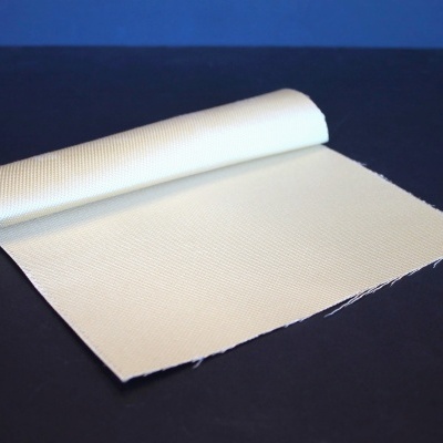 Rolo de tecido branco com textura quadriculada sobre fundo preto