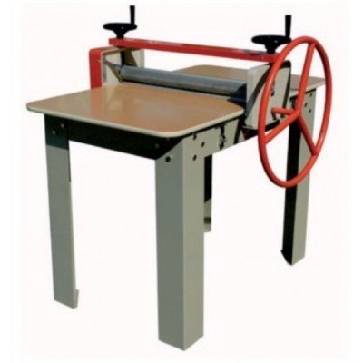 Mesa de trabalho cinza com rolo metálico e roda vermelha na lateral direita