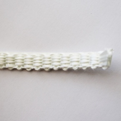 Corda plana branca trançada sobre fundo branco