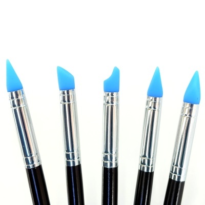 Cinco pincéis com pontas de silicone azuis e cabos pretos