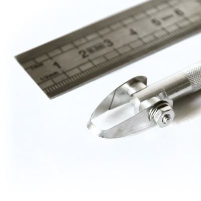 Régua metálica e cortador circular de metal com cabo texturizado