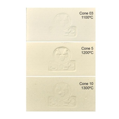 Três placas cerâmicas bege com textos indicando resistência ao calor e selos em relevo