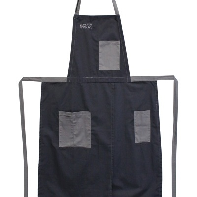 Avental preto com bolsos cinzentos e texto 'LE PETIT BRAS'
