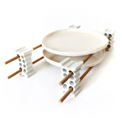 Suporte para pratos com bases brancas onduladas e varas de madeira castanha