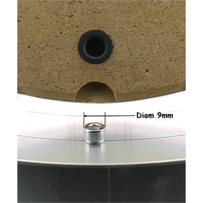 Peça metálica prateada com dimensão indicada num objeto circular de madeira clara