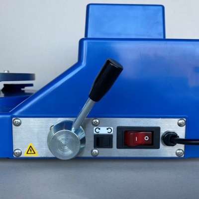 Máquina azul com alavanca preta e interruptor vermelho