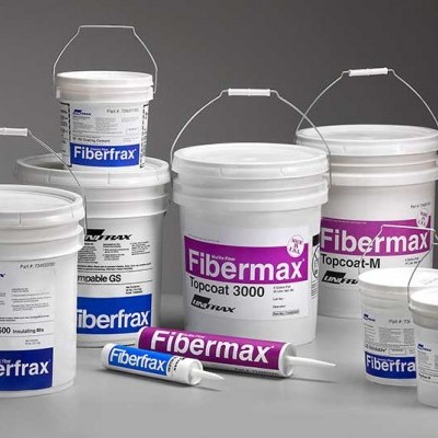 Produtos Fibertrax e Fibermax em recipientes brancos com textos visíveis em fundo cinzento.