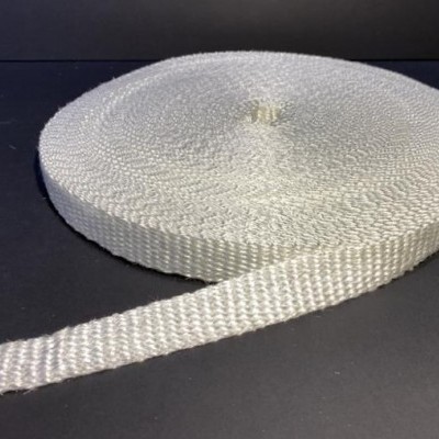 Bobina de fita branca entrelaçada sobre superfície preta