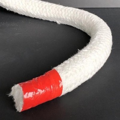 Corda branca felpuda com ponta envolta em fita adesiva vermelha