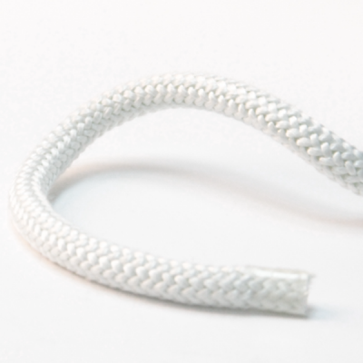 Cabo branco trançado com uma extremidade cortada sobre fundo branco