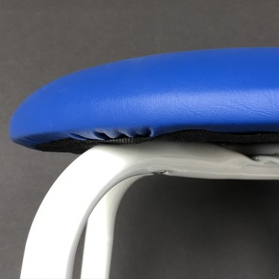 Assento azul estofado e base branca de cadeira