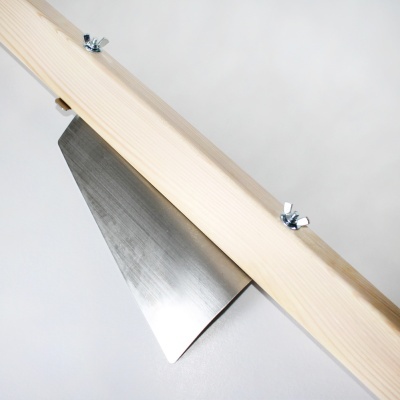 Espátula de cozinha com lâmina de aço inoxidável e cabo de madeira claro