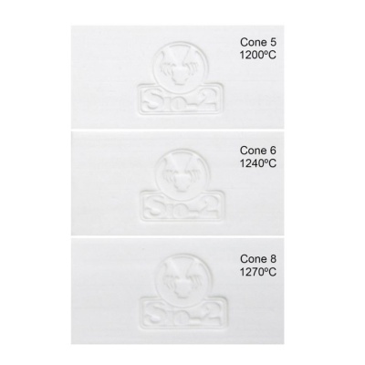 Placas brancas retangulares com relevo e marcação de temperatura para cone 5, 6 e 8